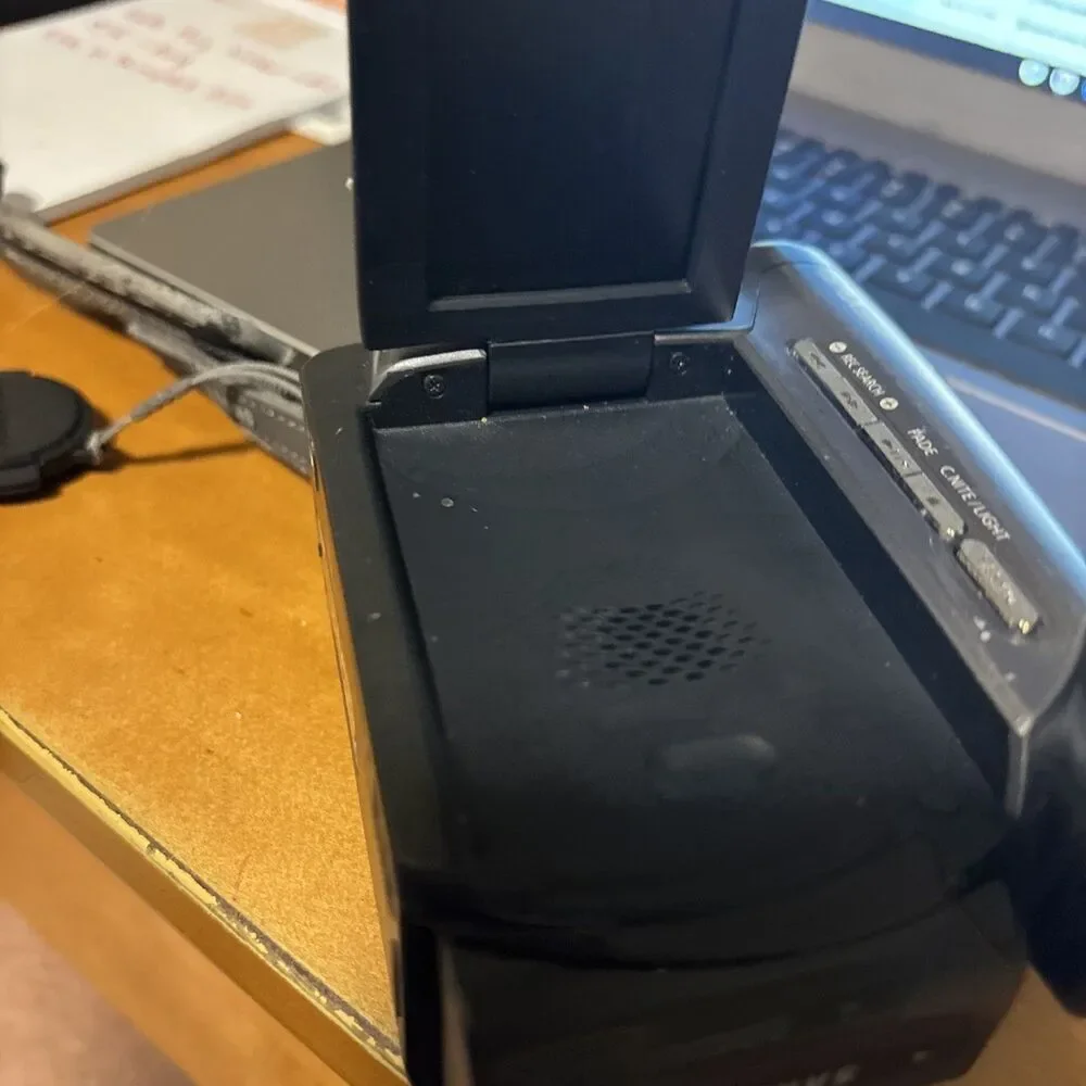 Samsung SC-D372 Mini DV Digital Camcorder NO CHARGER